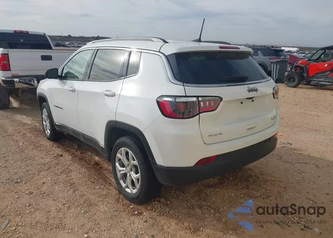 2024 Jeep Compass Latitude 4X4 z USA, uszkodzony, nr VIN 3C4NJDBN1RT122594